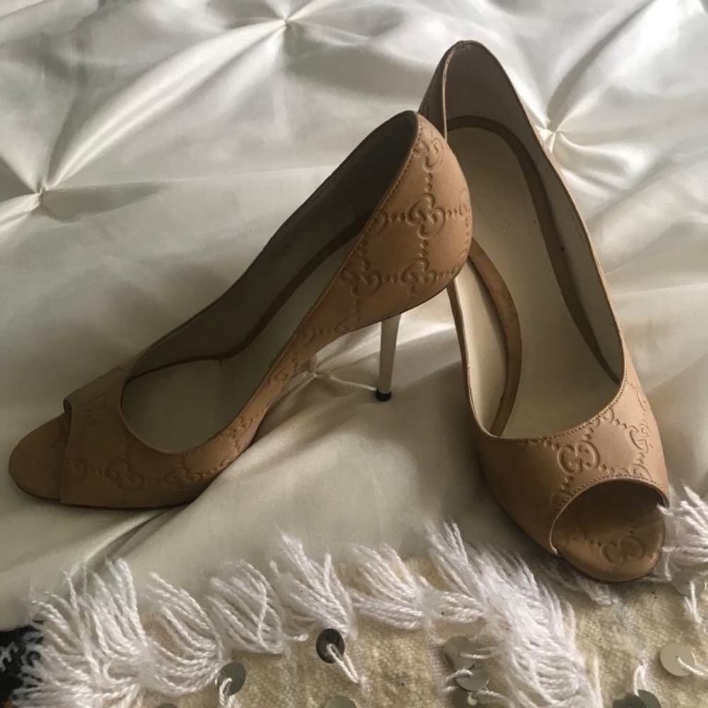Gucci tan peep toe pumps 37